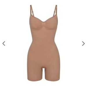 NWOT SKIMS SHAPEWEAR  SEAMLESS SCULPT MID THIGH BODYSUIT SIENNA BEIGE SMALL